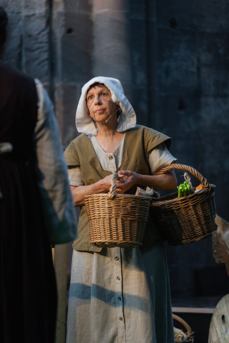 Mechthilde Doll als Magd Maria